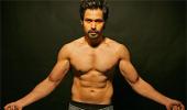 Emraan Hashmi shows off his six packs