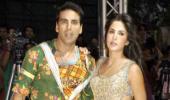 Akshay & Katrina party, Dhoni & John cut hair!