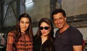 Photo: Karisma visits Kareena on the sets of Heroine