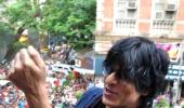 PHOTO: Shah Rukh Khan does Lungi dance with fans