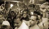 Amitabh Bachchan sings Rang Barse in local train