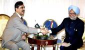 PM meets Gilani, discusses Mumbai terror attack