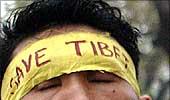 China hangs 'no entry' board outside Tibet