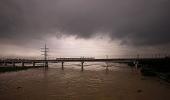 Delhi faces flood threat as Yamuna swells up