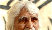 M F Husain accepts Qatari nationality offer