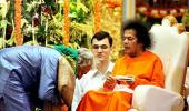 Sarod maestro lights up Sai Baba's 85th birthday