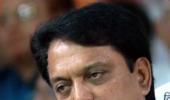 Deshmukh meets Hazare with appeal to end fast