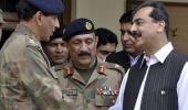 Pakistan PM tries to make peace with powerful army