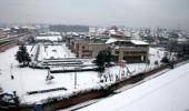 Heavy snowfall shuts down Kashmir