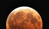 Tonight, DISCOVER the blood red side of the moon!