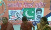 At Jantar Mantar, Sarabjit's sister and daughters sit with hope