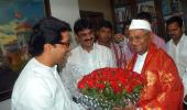 Team Anna divided over Hazare's praise for MNS chief