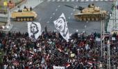 Egyptians break through barriers protecting prez palace