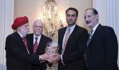 Eboo Patel receives interfaith Guru Nanak award