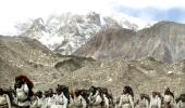 Avalanche traps 10 Indian army soldiers in Siachen