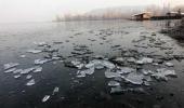 In PHOTOS: Fighting bitter cold in sub-zero Kashmir