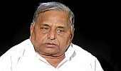 Mulayam meets Pawar in wake of DMK pullout