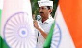 Man throws black paint on Kejriwal during press conference