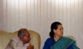 Telangana DRAMA: Pranab plays 'guide', Sonia gets angry