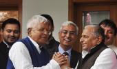 Mulayam gives a hearty welcome to samdhiji Lalu