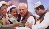 Kejriwal and Sibal hug and make-up