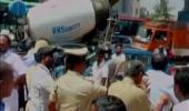 Jaya supporters try to break barricades on Karna-TN border