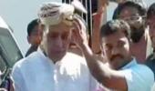 Murder accused places turban on Rajnath's head, stirs row