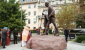 PM Modi pays tribute at Gandhi memorial in Washington