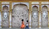 Pak to renovate Hindu temples, Indian pilgrims pray for peace