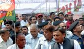 Akhilesh meets Mulayam; aides say too late for patch-up