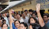 Kejriwal mobbed by BJP workers at railway station