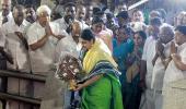 Jaya's niece Deepa joins OPS at Jayalalithaa's memorial