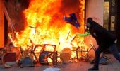 Violence returns to streets of Paris. Courtesy, Yellow vests protesters