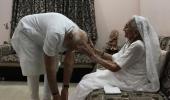 PM seeks his mother's blessings after poll victory