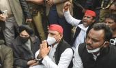 Cops detain Akhilesh Yadav after he sits on dharna