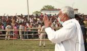 Onions thrown towards Nitish at poll rally