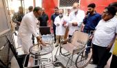 Man carries ailing wife to hospital on cart in UP