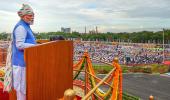 On I-Day, Modi sports tricolour turban at Red Fort