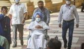 Manmohan, Mulayam arrive in wheelchair to cast vote