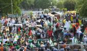 Protesting Punjab farmers spend night on road