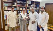 Sonia leans on old guard to defuse Rajasthan crisis