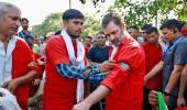 Rahul turns coolie, lifts luggage at Delhi station