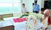 Prez Murmu visits hospital to pay tribute to Shibu Soren