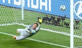 Early Dutch goal hands Julio Cesar unwanted record