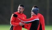 Rooney, Van Persie to miss Chelsea game