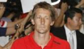 Van der Sar faces layoff with broken finger