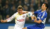 Leverkusen go top despite draw at Schalke