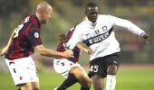 Under-fire Balotelli helps Inter win