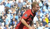 EPL: Late Scholes goal saves United