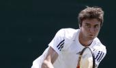 Simon cruises past lethargic Roddick